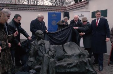 Ławeczka Jana Karskiego stanęła na krakowskim Kazimierzu