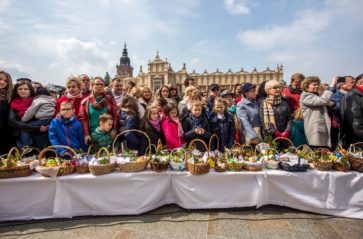 Wielkanocne święcenie pokarmów przed Bazyliką Mariacką