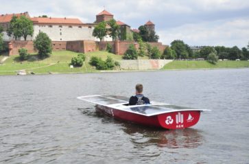 Studenci AGH zwodowali łódź solarną