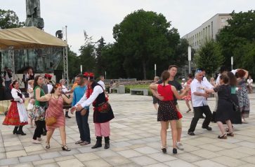 Weselna potańcówka przed Muzeum Narodowym