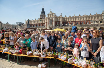 Święcenie pokarmów przed Bazyliką Mariacką