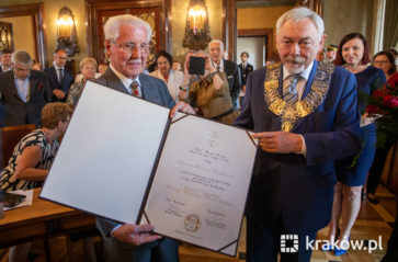 Prof. Antoni Dziatkowiak honorowym obywatelem Krakowa
