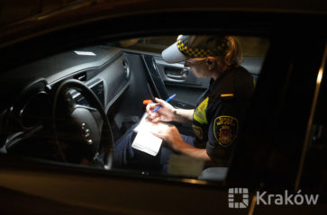 Strażnicy miejscy z policjantami dbają o porządek w centrum Krakowa