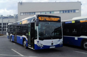 Kraków dowozi personel szpitalny specjalnymi autobusami