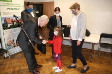 Prezydent Krakowa przekazał komputery potrzebującym dzieciom