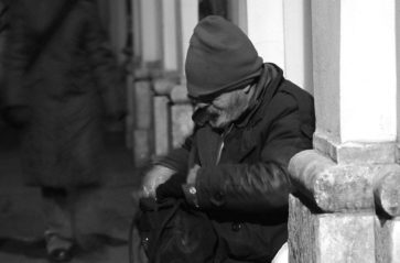 Strażnicy miejscy pomagają osobom w kryzysie bezdomności