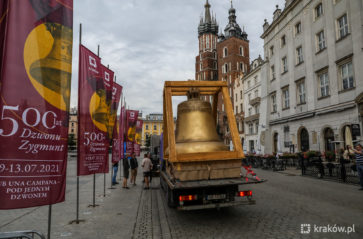 Replika dzwonu Zygmunt na Rynku Głównym