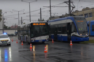 Pokaz hamowania tramwaju, autobusu i samochodu