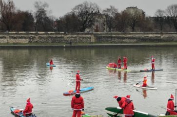 Charytatywny spływ mikołajkowy