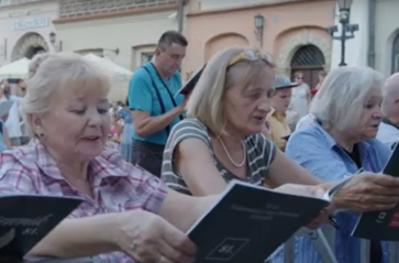 Patriotyczna lekcja śpiewania na Małym Rynku