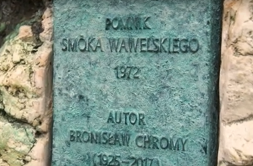 Wawelski Smok z tabliczką upamiętniającą Bronisława Chromego