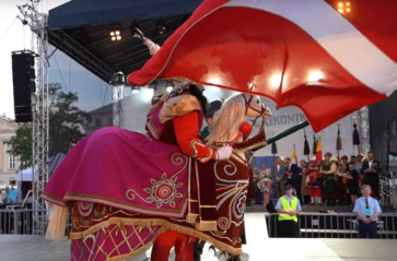 Finał pochodu Lajkonika 2025 – taniec, toast i pokłon miastu