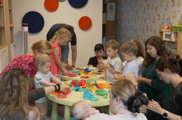 Poznajcie Kluby Rodziców – przyjazne przestrzenie dla rodzin z małymi dziećmi!