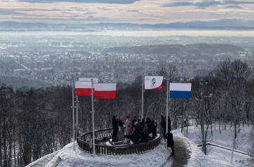 Flagi Miasta Krakowa i Komitetu Kopca Kościuszki na szczycie kopca