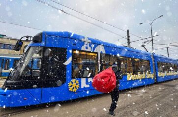 150 Mikołajów zawiozło tramwajem prezenty dzieciom do szpitala Żeromskiego