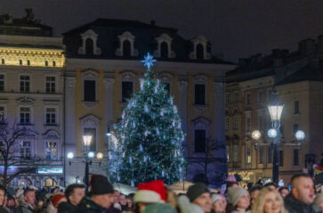Muzyczne rozświetlenie choinki na Rynku Głównym
