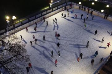 Lodowisko przed NCK – zimowa atrakcja Nowej Huty już czynna